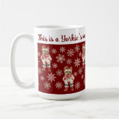 Mug Noël rouge du mignon Yorkshire Terrier (Gauche)