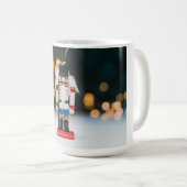 Mug Noël SlipperyJoe nutcracker figurine ornement (Devant droit)
