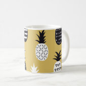 Mug Noir, ananas blanc, arrière - plan jaune (Devant droit)