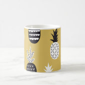 Mug Noir, ananas blanc, arrière - plan jaune (Centre)