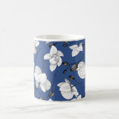 Mug Noir & blanc élégant orchidée floral moderne bleu (Centre)