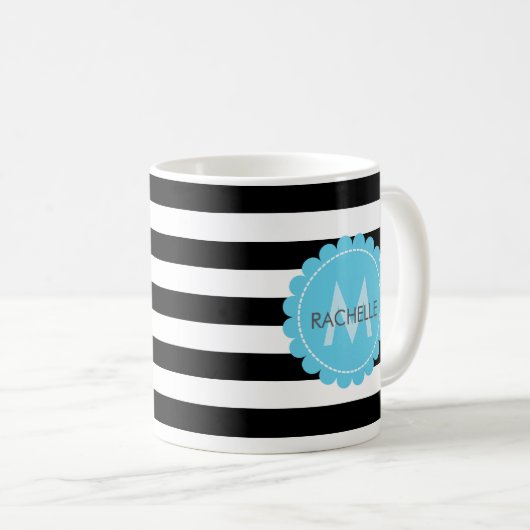 Mug Noir, Blanc, rayé Nom monogramme de fleur bleue. (Devant droit)