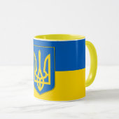 Mug noir Combo avec le drapeau de l'Ukraine (Devant droit)