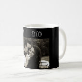 Mug Noir d'initiales de date de photo de couples (Devant droit)