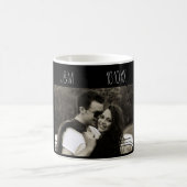 Mug Noir d'initiales de date de photo de couples (Centre)