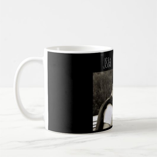 Mug Noir d'initiales de date de photo de couples (Gauche)