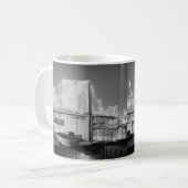 Mug Noir et blanc de pont de Brooklyn (Devant gauche)