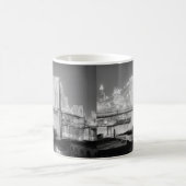 Mug Noir et blanc de pont de Brooklyn (Centre)