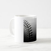Mug Noir et blanc Gros plan de base-ball (Devant gauche)