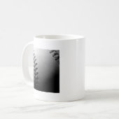 Mug Noir et blanc Gros plan de base-ball (Devant gauche)