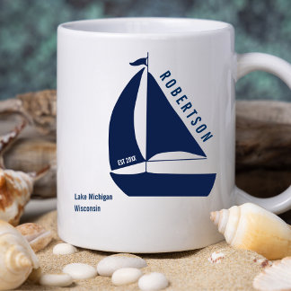 Mug Nom de famille de maison de lac voilier bleu marin