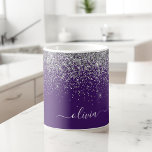 Mug Nom de jeune fille pailleté argent violet<br><div class="desc">Nom de monogramme en métal brossé pailleté argent et violet et tasse à café ou mug initiale. C'est le cadeau idéal pour un anniversaire des 16 ans, un mariage, une douche de mariée, un anniversaire de mariage, une baby shower ou une soirée d'enterrement de vie de jeune fille pour quelqu'un...</div>