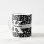 Mug Nom de monogramme imprimé léopard noir gris argent (Devant gauche)