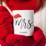 Mug Nom de Noël de Mme Christmas Nom du chapeau<br><div class="desc">Élégant script de Mme avec un casquette de Père Noël rouge et vous serez en mesure d'ajouter votre nom.</div>