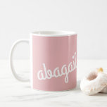 Mug Nom du script Cadeau personnalisé Pink White Coffe<br><div class="desc">Offrez cette tasse de nom de script personnalisé personnalisée à l'amoureux du café ou du thé dans votre vie. Personnalisez le nom et le type de boisson. En rose et blanc. Fait un merveilleux cadeau pour la remise des diplômes, le jour de la mère, Noël, les anniversaires et les demoiselles...</div>