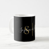 Mug Nom en écriture monogramme noir et or (Devant gauche)