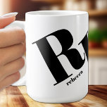 Mug Nom initial du monogramme<br><div class="desc">Votre monogramme initial en gros caractères chic et votre prénom en dessous sont présentés sur cette tasse de café unique - parfait pour vous-même ou offrir en cadeau. *CONSEIL : Vous devrez peut-être utiliser les outils de modification pour ajuster le placement de votre initiale.</div>