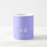 Mug Nom initial du monogramme violet lavande<br><div class="desc">Un arrière - plan violet, couleur lavande. Personnalisez et ajoutez un nom et des lettres monographiques. Lettres blanches.</div>
