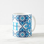 Mug 💙🤍 Nom + initiale bleu - blanc Azulejos X, (Devant droit)