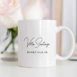 Mug Nom moderne personnalisé de la résidence<br><div class="desc">Chic tasse à café personnalisée comprend le nom de votre résidence dans une écriture manuscrite noire moderne avec des informations d'emplacement tout casquette simples. Personnalisez avec le nom de votre maison - Villa   Nom ou autre titre préféré - et la ville et l'emplacement de l'état.</div>