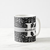 Mug Nom Monogramme Imprimé Léopard Noir Gris Argenté (Devant droit)