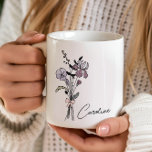 Mug Nom personnalisé Coquette Fleur de naissance Févri<br><div class="desc">sa belle tasse à coutume présente la fleur de naissance de février, l'iris, ce qui en fait le cadeau parfait pour une demoiselle d'honneur, maman, ou grand-mère. Avec un délicat design de bouquet dessiné à la main, cette tasse personnalisée ajoute une touche d'élégance à toute routine de café ou de...</div>