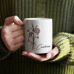Mug Nom personnalisé Coquette Fleur de naissance Janvi<br><div class="desc">Cette tasse personnalisée avec un délicat bouquet dessiné à la main de la fleur de naissance de janvier, la carnation, est le cadeau idéal pour une femme de chambre, maman ou grand-mère. Que vous fêtiez un mariage, un anniversaire ou que vous vouliez simplement dire merci, cette tasse personnalisée ajoute une...</div>