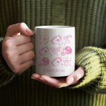 Mug Nom personnalisé joli Football Coquette Bow Rose<br><div class="desc">Score un toucher avec cette adorable tasse sur le thème du football! Parfait pour la jeune fille qui aime le sport, cette tasse personnalisée combine des balles de pied, des casques et des arcs ludiques et dessinés à la main avec une touche féminine amusante. Le design rose doux sur un...</div>