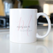 Mug nom personnalisé. M monogramme blanc