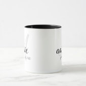 Mug Nom personnalisé. Un monogramme de lettre sur b/w (Centre)