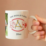 Mug Nom photo personnalisé du meilleur papa du monde<br><div class="desc">World's Best Dad Baseball Custom Photo Name Coffee Mugs présente une de vos photos préférées avec le texte "The World's best dad (year)" dans le script moderne et votre texte personnalisé dans le centre. Personnalisé en modifiant le texte dans les zones de texte fournies et en ajoutant votre photo. CONSEIL...</div>