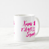 Mug Nom script personnalisé de famille de Noël rose (Devant droit)
