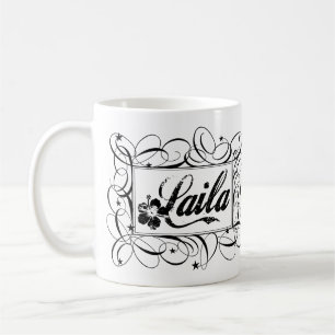 Mug Nommez Laila dans le cadre élégant d'intérieur 