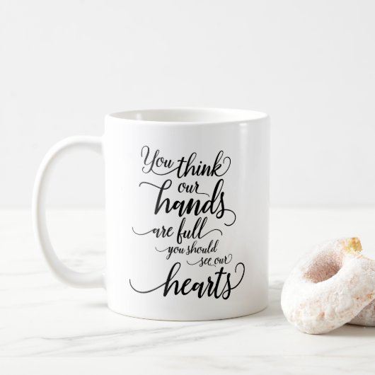 Mug Nos mains sont pleines vous devriez voir nos coeur (Avec donut)