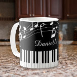 Mug Notes de musique pour piano Nom de script noir bla<br><div class="desc">Mug moderne et élégant avec clavier piano et notes de musique en noir et blanc personnalisées avec un nom dans un style de police manuscrit modifiable. Idéal pour les professeurs de musique, musiciens et professionnels de la musique. MODIFICATIONS : Vous pouvez modifier la couleur noire de l'arrière - plan ou...</div>