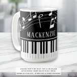 Mug Notes de musique pour piano Nom de script noir bla<br><div class="desc">Mug moderne et élégant avec clavier piano et notes de musique en noir et blanc personnalisées avec un nom ou votre texte personnalisé dans un style de police modifiable. Idéal pour les professeurs de musique, musiciens et professionnels de la musique. MODIFICATIONS : Vous pouvez modifier la couleur noire de l'arrière...</div>
