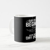 Mug Notre Jour Commence À La Fin De Votre Jour (Devant gauche)