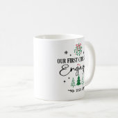Mug Notre premier Noël a fait des fêtes de café (Devant droit)