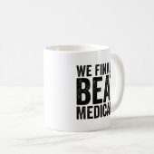 Mug Nous Avons Finalement Battu Medicare Citation Poli (Devant droit)