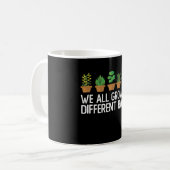 Mug Nous grandissons tous à des rythmes différents (Devant gauche)