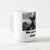 Mug Nous ne sommes pas seuls (Devant gauche)