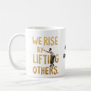 Mug Nous nous élevons en élevant les autres - Inspiran