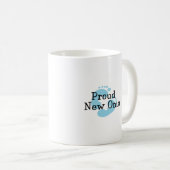 Mug Nouvelles empreintes de pas fières de bébé d'Oma (Devant droit)
