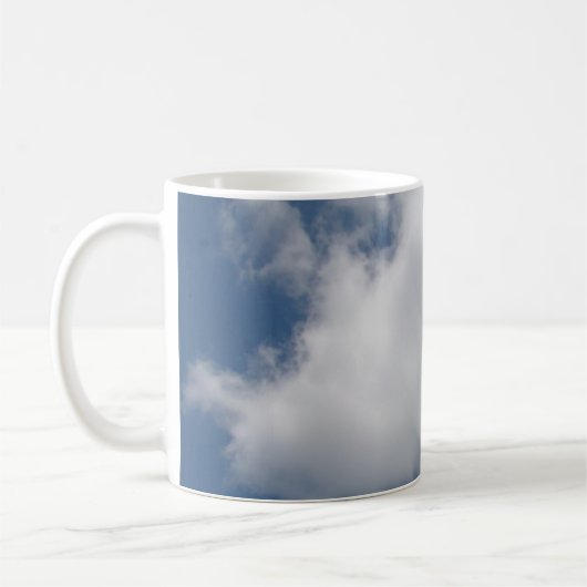 Mug Nuages de Cumulus Puffy dans le ciel bleu (Gauche)