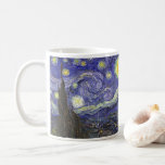 Mug Nuit étoilée par Vincent van Gogh<br><div class="desc">Starry Night by Vincent van Gogh est un post impressionnisme d'art vintage paysage de paysages avec vue sur Saint Rémy, France depuis l'asile de van Gogh. Le ciel nocturne tourbillonne de nuages avec une lune brillante et des étoiles brillantes au-dessus du village pittoresque. Starry Night est probablement le tableau le...</div>