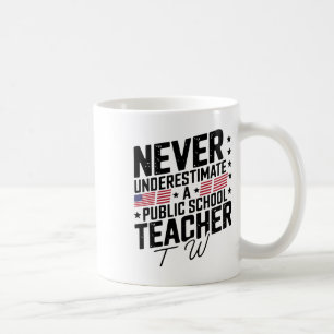 Mug N'underestimez jamais un professeur d'école publiq