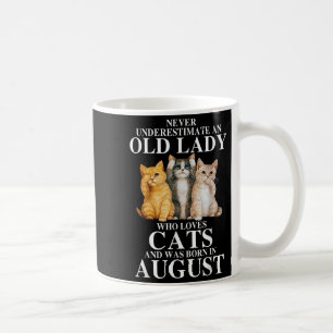 Mug N'underestimez jamais une vieille dame qui aime le