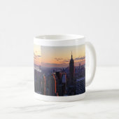Mug NYC Skyline juste avant le coucher du soleil (Devant droit)