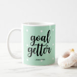 Mug Objectif Getter | Mint Green Pois et typographie<br><div class="desc">Cette tasse élégante présente un arrière - plan vert menthe tendance avec des pois blancs,  et l'expression "but getter" dans la typographie moderne. Personnalisez avec votre nom.</div>