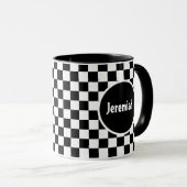 Mug Œuvre d'art en damier noir et blanc avec monogramm (Devant droit)
